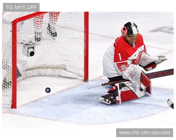 冰球比赛中守门员连续三次极限扑救